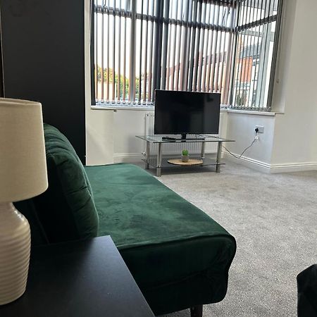Shm Stays Ensuite Rooms Great For Long Term Stays & Short Stays 15 Min Drive To City Centre & Airport 5 Min Walk To Shops And Train Station 10 Mins To High Street Birmingham Exteriör bild