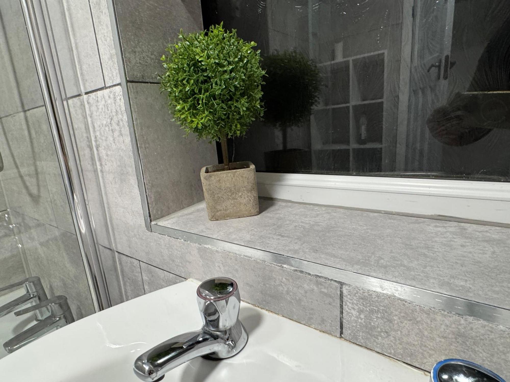 Shm Stays Ensuite Rooms Great For Long Term Stays & Short Stays 15 Min Drive To City Centre & Airport 5 Min Walk To Shops And Train Station 10 Mins To High Street Birmingham Rum bild